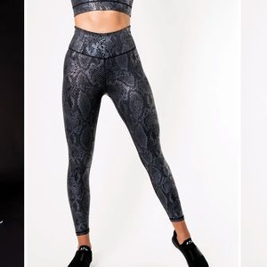 NWT IVL Collective Hydralux Metallic Snake Leggings in Black Irridescent